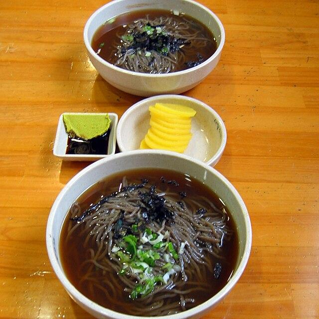 comme les Naengmyeon mais avec des nouilles dé blé noir