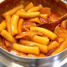 gâteaux de riz dans une sauce rouge pimentée